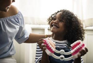 Criança com medo de ir ao dentista? Saiba como auxiliar os pais!