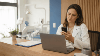 dentista testando o atendimento do suporte de um software odontológico pelo celular