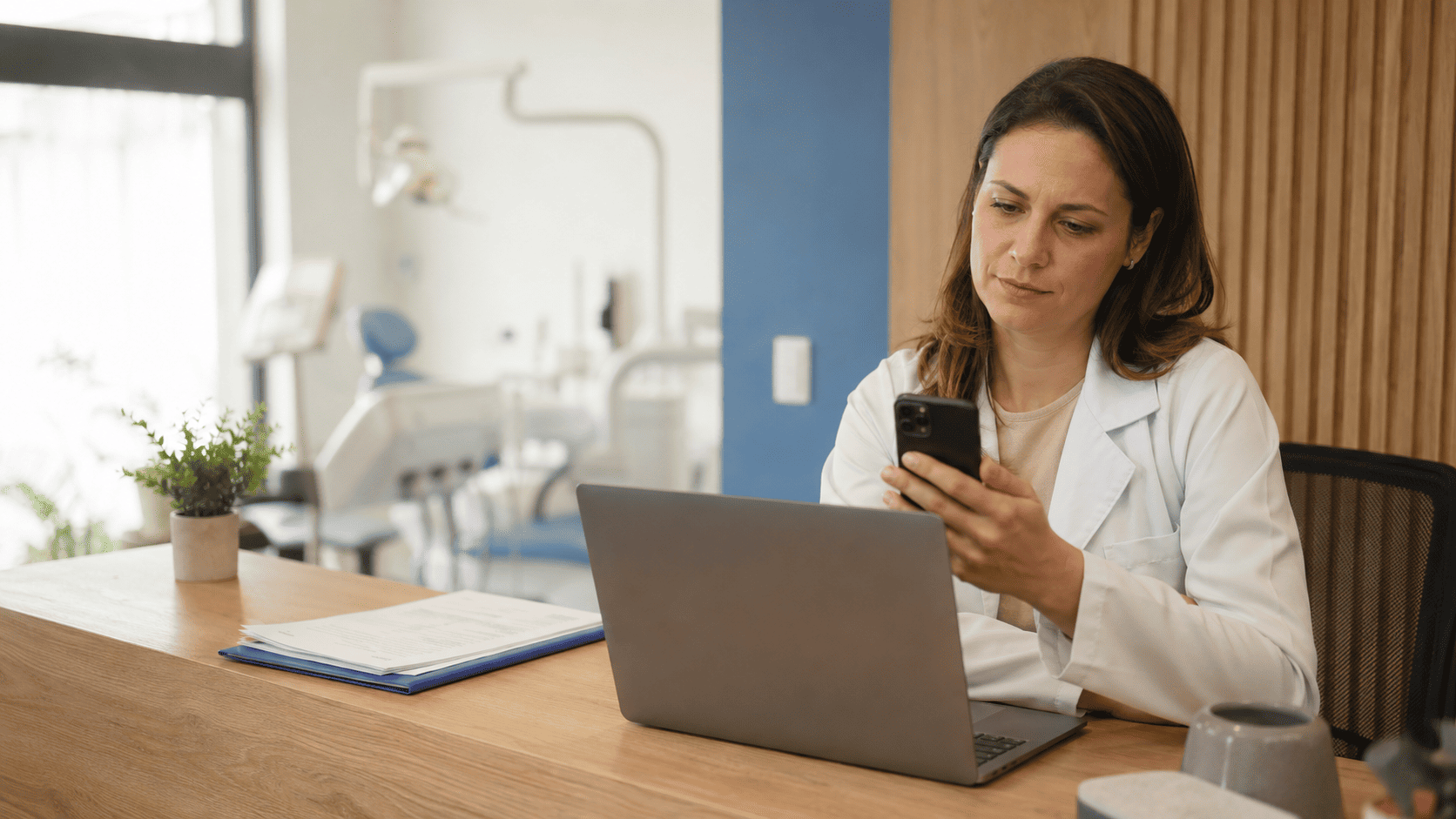 dentista testando o atendimento do suporte de um software odontológico pelo celular